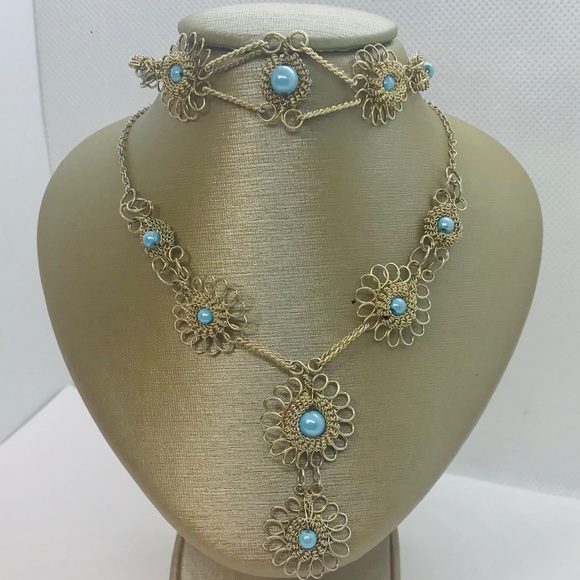 Beautiful Delicate Necklace & Bracelet Set - Picture 4 of 12